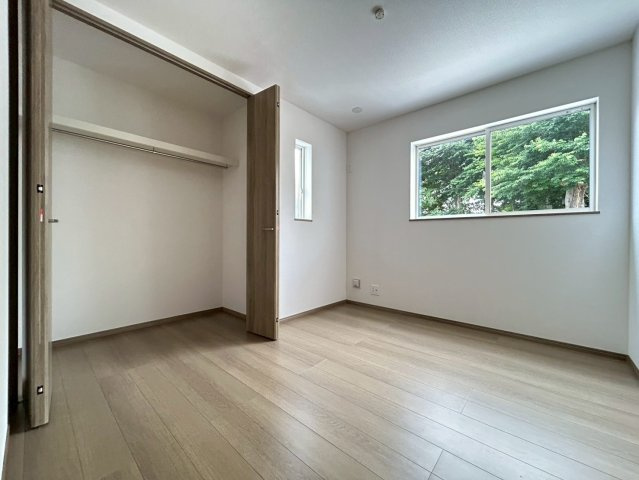 ハートフルタウン　一宮市萩原町戸苅7番　全1区画分譲の洋室|木目の美しさを際立たせるシンプルデザインで、室内に落ち着きと安らぎを与えてくれます。