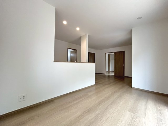 ハートフルタウン　一宮市萩原町戸苅7番　全1区画分譲の居間・リビング|フローリング材には木目調で木材特有の風合いがあり、ナチュラルな美しさになっています。