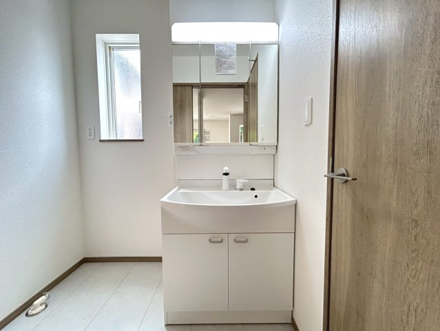 ハートフルタウン　一宮市萩原町戸苅7番　全1区画分譲の独立洗面台|奥行約420mmのコンパクト設計で従来品と異なり洗面ボウルの成型の精度が高い為スッキリ納まります。