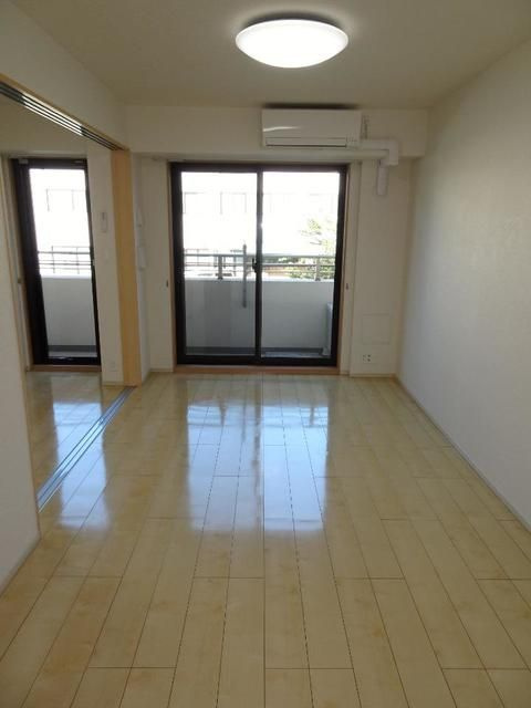 ローヤルマンションの居間・リビング