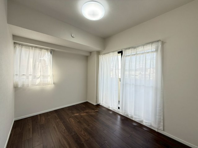 ロイヤルシャトー葛野の洋室