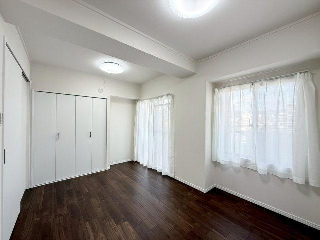 ロイヤルシャトー葛野の洋室