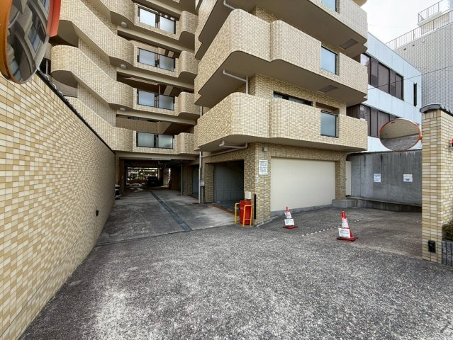 ロイヤルシャトー葛野の駐車場