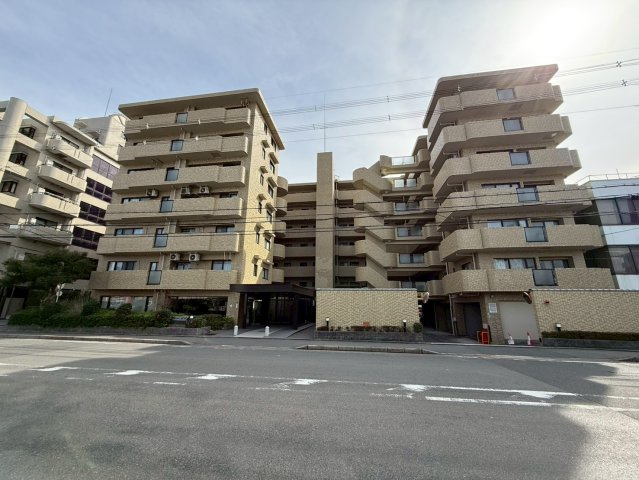 ロイヤルシャトー葛野の駐車場