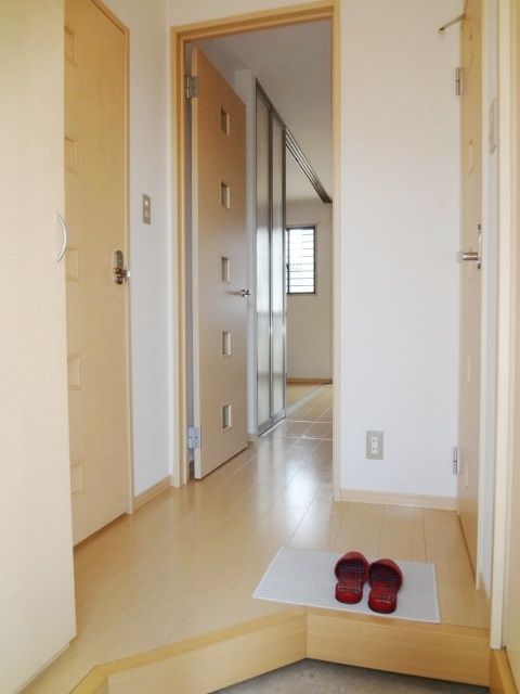 エトワールの玄関|明るい玄関です※同タイプのお部屋になります。