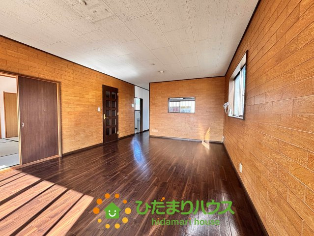 加須市小野袋　中古一戸建ての居間・リビング