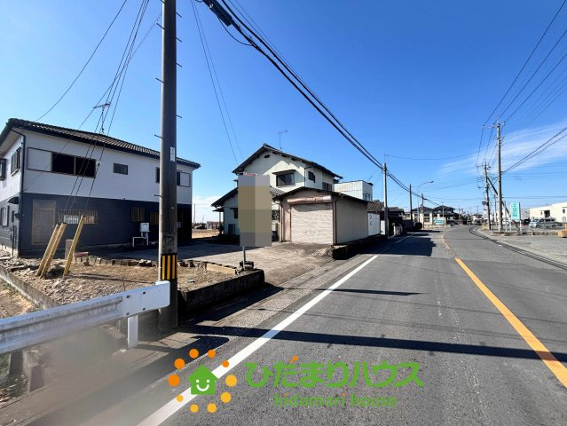 加須市小野袋　中古一戸建ての前面道路含む現地写真