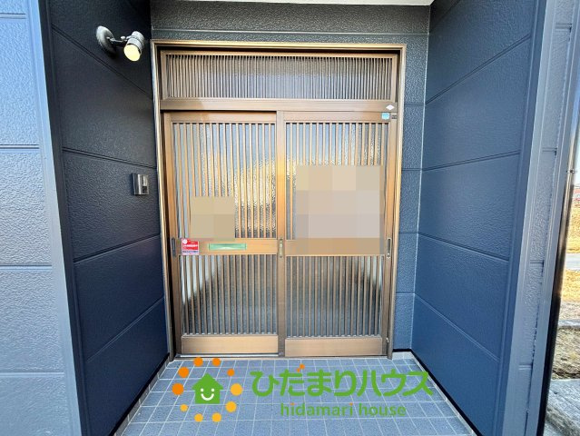 加須市小野袋　中古一戸建ての玄関