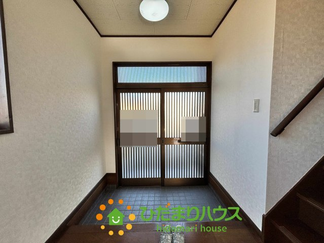 加須市小野袋　中古一戸建ての玄関