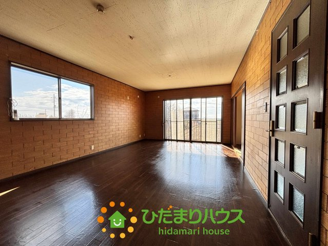 加須市小野袋　中古一戸建ての居間・リビング