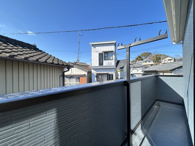 高知市旭天神町第一②のバルコニー|ワイドバルコニーは南西向きで日当たり良好！