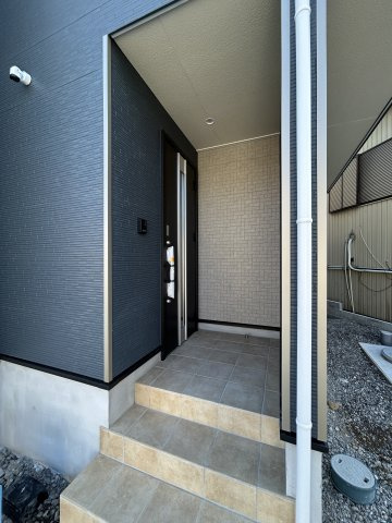 高知市旭天神町第一②の玄関|モニター付きインターホンで来客時も安心♪