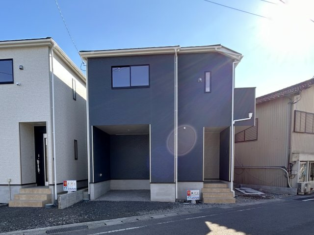 高知市旭天神町第一②のその他|無駄のないデザインで、周囲と調和しつつも存在感を放つ新築物件。駐車スペースもあります。