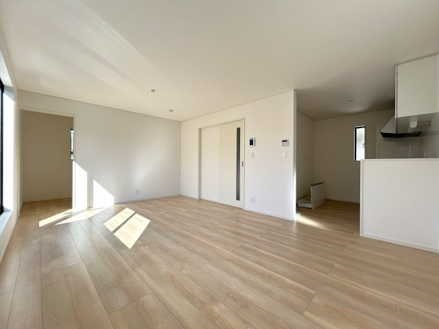 高知市旭天神町第一②のその他|広々としたリビングダイニング。２階にに配置したことにより自然光がふんだんに入り、明るく心地よい空間となりました。