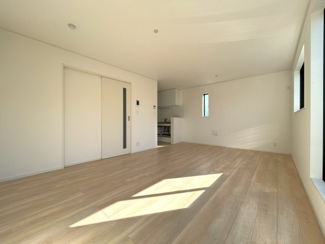 高知市旭天神町第一②の居間・リビング|暖かい日差しの中、ゆっくりとくつろげる家族の憩いの場です。