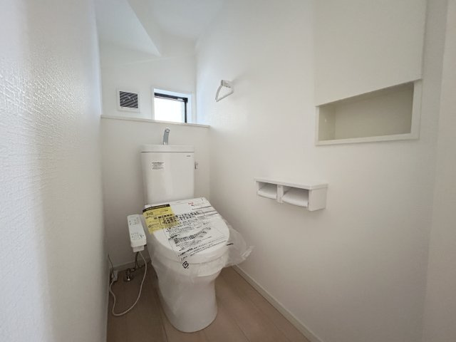 高知市旭天神町第一②のトイレ|シンプルで清潔感のある温水洗浄付きトイレです☆