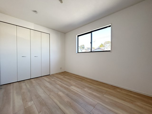 高知市旭天神町第一②の洋室|シンプルで落ち着きのある寝室。無駄のない設計で、リラックスできる空間が広がります。