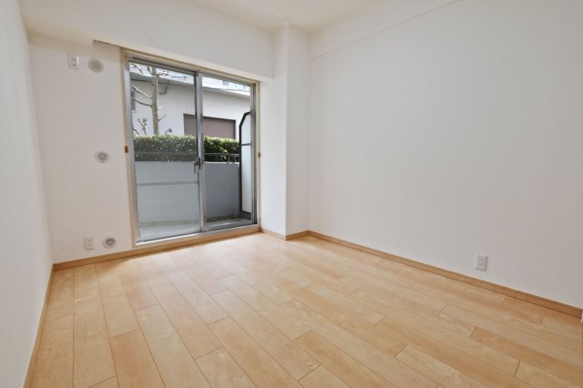 パレスエクセル新伊丹の洋室|-洋室5.5帖-
フローリングの部屋は清潔感があり、ゴミが床に吸着しないので掃除が楽というメリットがあります。