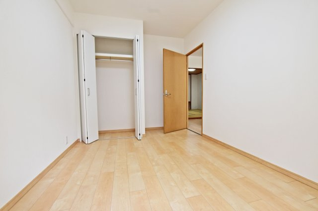 パレスエクセル新伊丹の洋室|-洋室5.5帖-
ハンガー収納で服がシワにならず、選びやすいです。