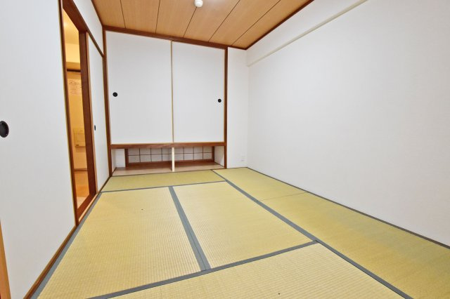 パレスエクセル新伊丹の和室|-和室6.0帖-
押し入れは開口部が広いため、中身を見渡しやすく、大物の出し入れもスムーズです。