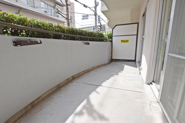 パレスエクセル新伊丹のバルコニー|南面バルコニーは朝から夕方まで長い時間日が入るため、日中は照明なしでも室内が明るいです。