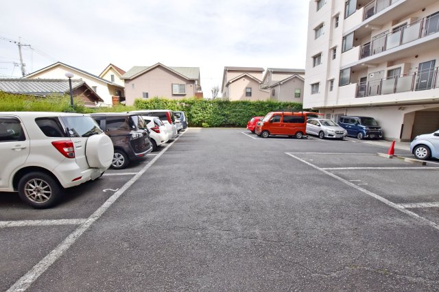 パレスエクセル新伊丹の駐車場|駐車場月額料金：11000円
※空き状況は要確認