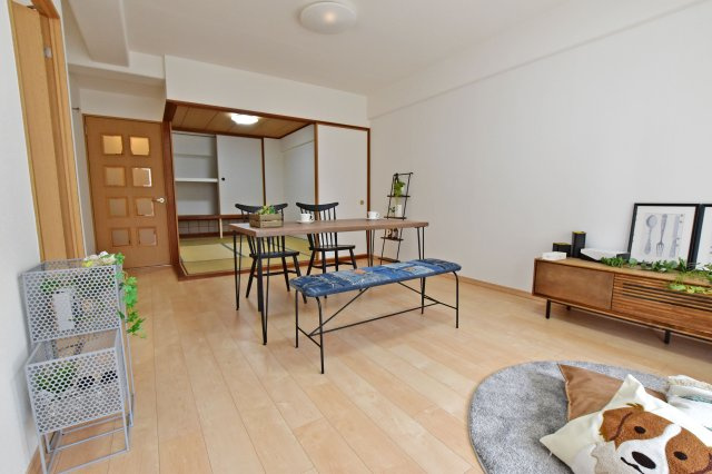 パレスエクセル新伊丹の居間・リビング|LDKは約11.2帖の広さです。コンパクトな空間なので、同じ部屋にいるだけで家族の気配を感じやすく、会話も生まれやすくなります◎