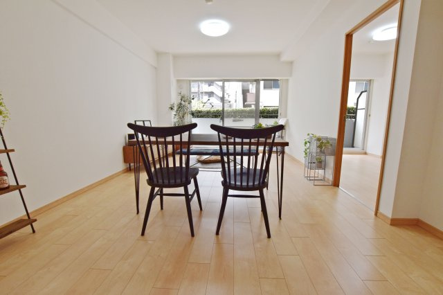 パレスエクセル新伊丹の居間・リビング|インテリアを統一しやすく、家具の配置を工夫することで、居心地のよい隠れ家のような雰囲気を作りやすいです。