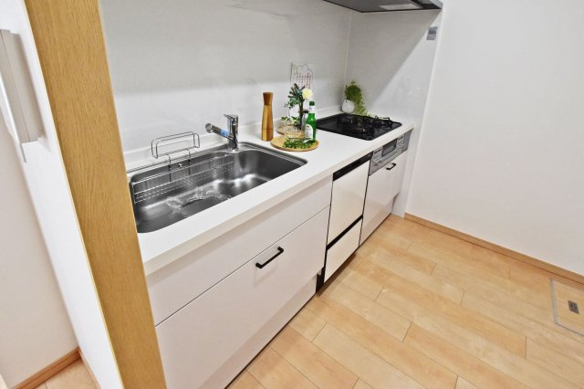 パレスエクセル新伊丹のキッチン|限られた空間でもLDKを広々と使え、調理に集中しやすい省スペースな設計が最大のメリットです。キッチンが壁側にあるため匂いや油汚れがLDへ広がりにくく、配膳・片付けの動線が短いメリットも◎