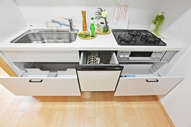 パレスエクセル新伊丹のキッチン|食後の片付けを食洗機に任せることで、時短、節水、衛生的な環境（高温洗浄）を実現◎
