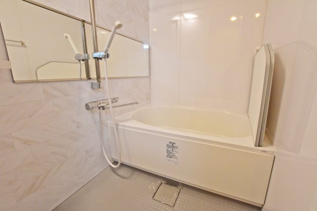 パレスエクセル新伊丹の浴室|ワイドミラーが奥行き感を演出し、より広く感じさせてくれます。
お気に入りの入浴剤で心地よいバスタイムをお過ごしください。