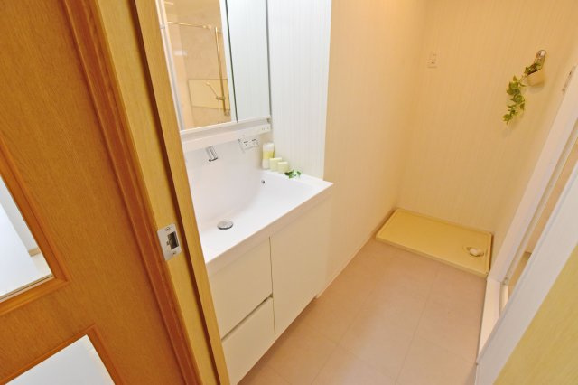 パレスエクセル新伊丹の独立洗面台|３面鏡の明るい洗面化粧台で、毎朝の支度もはかどります。
鏡裏と洗面台下にも収納があり、日用品やスキンケア用品などもたくさんしまえてすっきりとした空間を保つことができます