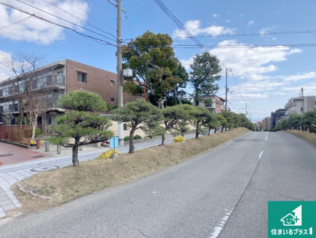 コープ野村須磨離宮前A棟の外観|周辺は閑静な住宅街！前面道路広々で車の出し入れも便利です。駐車が苦手な方でも安心して車庫入れできます！