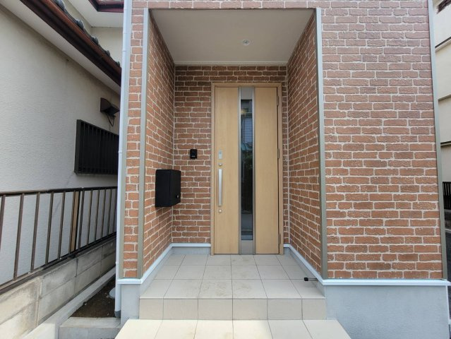 【Cradle garden】宇都宮市桜 第3 全1棟の玄関|〇玄関ポーチ〇
安全な暮らしに欠かせないインターホンと、便利なダイヤル式ポストを玄関に標準装備！
使いやすさと安心感を兼ね備えた、どなたでも心地よく暮らせる充実のラインナップです。
※2026年6月撮