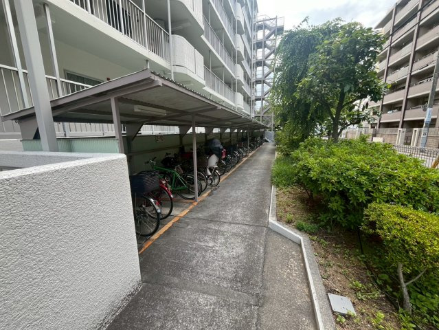 サンマンション塚口第2の設備|駐輪場です。雨が降っても安心です。
