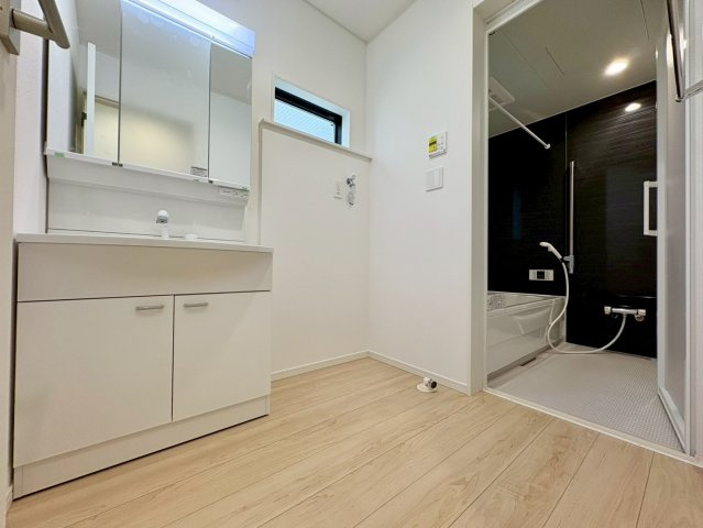 中須賀町第1　2号棟新築戸建　の前面道路含む現地写真