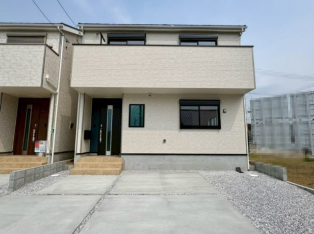 中須賀町第1　2号棟新築戸建　の外観|外観は落ち着きのあるナチュラルカラー。年代問わず選ばれるスタンダード仕様。