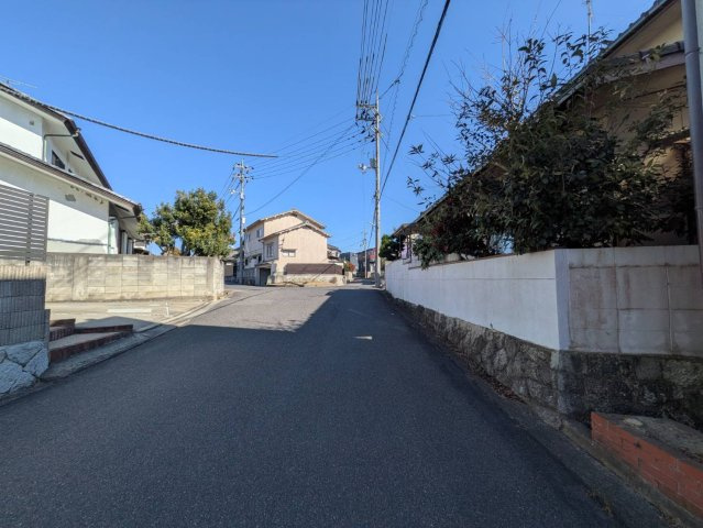岡山市北区今岡 土地の前面道路含む現地写真|◆北側前面道路の幅員は約6.1ｍです。