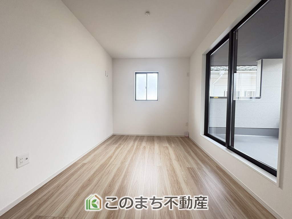 リガーレ小山市城北15期の洋室|お子様のお昼寝にも便利な洋室です。大きな窓から暖かな日差しが差し込みます♪