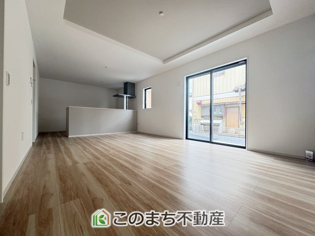 リガーレ小山市城北15期の居間・リビング|開放感のある広々としたリビング☆家族みんなでゆったりくつろげます♪
南側から暖かな日差しが差し込みます♪キッチンからリビングの様子がよく見渡せます☆