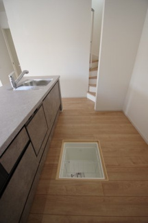 【内観：施工例】 | 【仲介手数料無料！！】日野市万願寺1丁目　新築戸建て（全1棟）1号棟　6949万円 | 床下収納