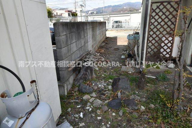 甲府市青沼３丁目の売地のその他|南側敷地北側敷地の境界部分