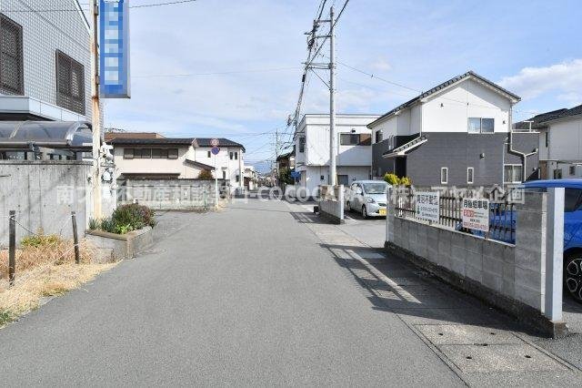 甲府市青沼３丁目の売地の周辺|幅員：5.1ｍ（南側道路を西側から撮影）