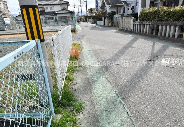 甲府市青沼３丁目の売地の周辺|幅員：4.7ｍ（西側道路を北側から撮影）