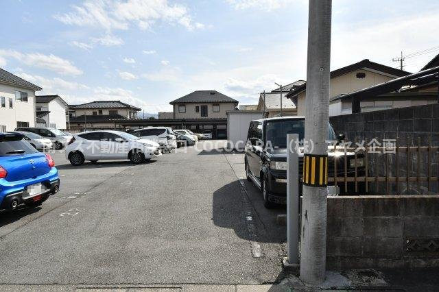 甲府市青沼３丁目の売地の周辺|南側敷地の向かい駐車場