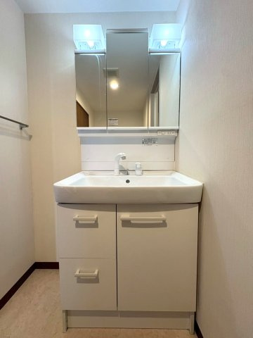 ◆２０２６年１月リフォーム完了◆膳所駅徒歩１１分◆２面バルコニー◆角部屋◆収納豊富◆アメニティ膳所の独立洗面台|洗面化粧台