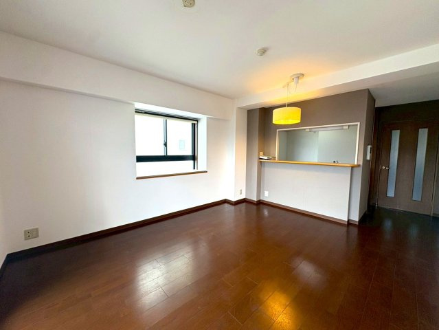 ◆２０２６年１月リフォーム完了◆膳所駅徒歩１１分◆２面バルコニー◆角部屋◆収納豊富◆アメニティ膳所の居間・リビング|リビング