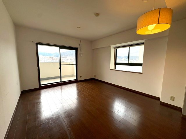 ◆２０２６年１月リフォーム完了◆膳所駅徒歩１１分◆２面バルコニー◆角部屋◆収納豊富◆アメニティ膳所の居間・リビング|リビング