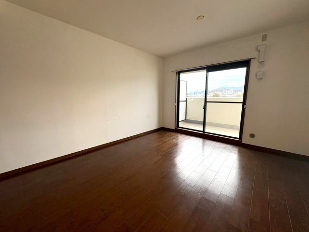 ◆２０２６年１月リフォーム完了◆膳所駅徒歩１１分◆２面バルコニー◆角部屋◆収納豊富◆アメニティ膳所の居間・リビング|リビング