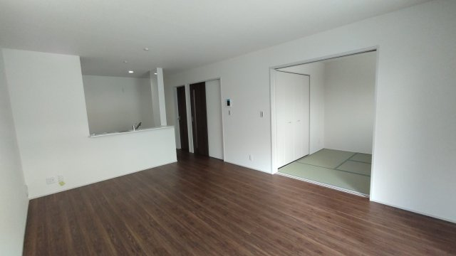 神戸市垂水区旭が丘　新築戸建　４８８０万円の居間・リビング|リビング横には和室があり、客間やお子様の遊び場、お昼寝空間など使い方は色々
